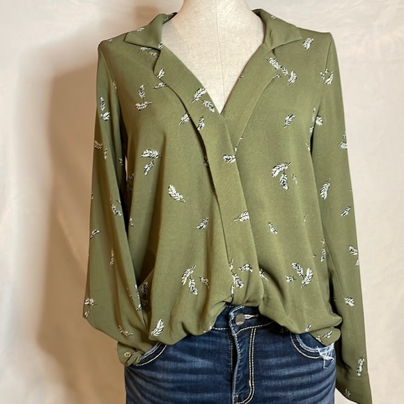 Willow and Root dressy blouse. Size Medium. - Picture 3 of 5